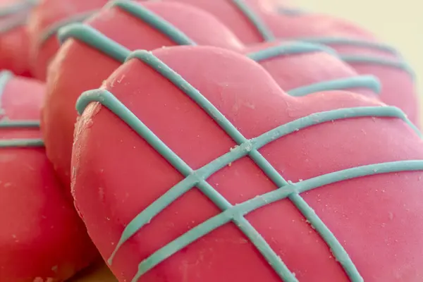 Рожеве та синє матове серцеве печиво — стокове фото