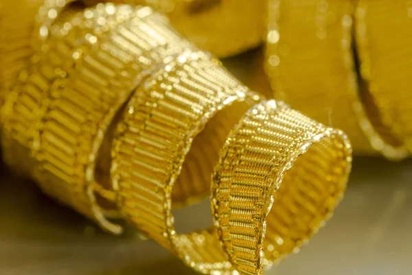 ゴールド リボンのストランドの抽象的な背景 — ストック写真