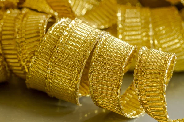 ゴールド リボンのストランドの抽象的な背景 — ストック写真