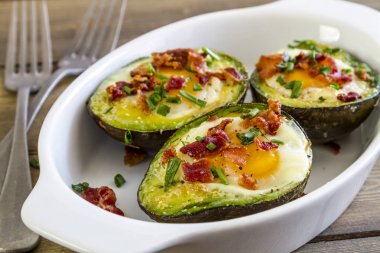 Pişmiş avokado ve yumurta pastırma ve Frenk soğanı