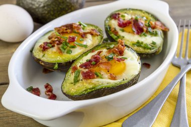 Pişmiş avokado ve yumurta pastırma ve Frenk soğanı