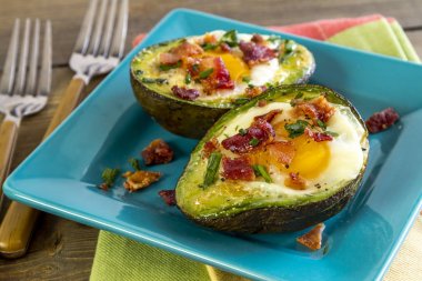 Pişmiş avokado ve yumurta pastırma ve Frenk soğanı