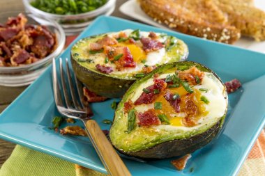 Pişmiş avokado ve yumurta pastırma ve Frenk soğanı
