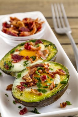 Pişmiş avokado ve yumurta pastırma ve Frenk soğanı
