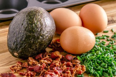 Pişmiş avokado ve yumurta pastırma ve Frenk soğanı