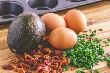 Pişmiş avokado ve yumurta pastırma ve Frenk soğanı