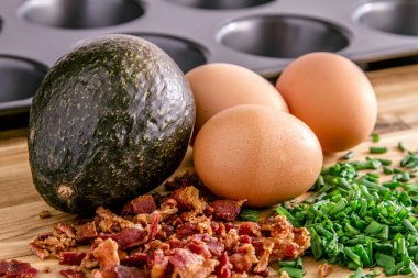 Pişmiş avokado ve yumurta pastırma ve Frenk soğanı