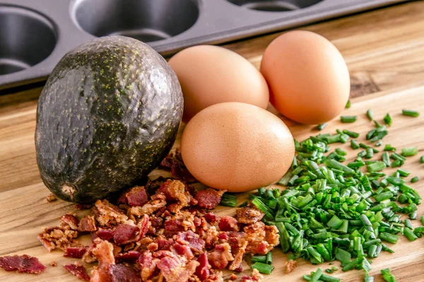 Pişmiş avokado ve yumurta pastırma ve Frenk soğanı — Stok fotoğraf
