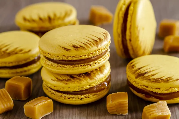 Pieczone solone Karmel o smaku francuskie macarons — Zdjęcie stockowe