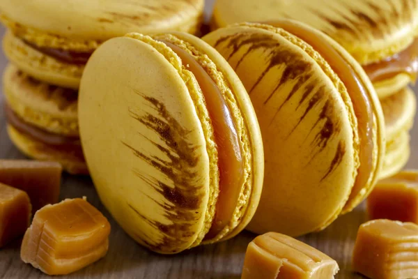 Pieczone solone Karmel o smaku francuskie macarons — Zdjęcie stockowe