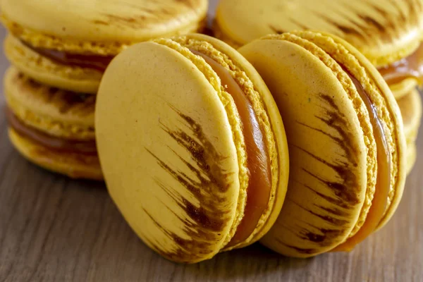 Pieczone solone Karmel o smaku francuskie macarons — Zdjęcie stockowe