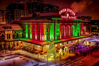 Denver Union İstasyonunun tatil ışıklandırması