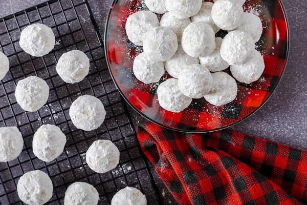 Bola de nieve navideña y galletas de pastel de boda mexicanas — Foto de Stock