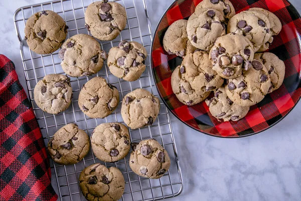 Hemlagad double chocolate chip cookies — Stockfoto