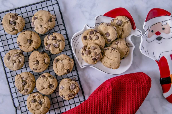Zelfgemaakte dubbele chocolade chip cookies — Stockfoto