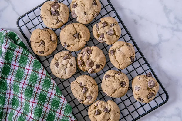 Hemlagad double chocolate chip cookies — Stockfoto