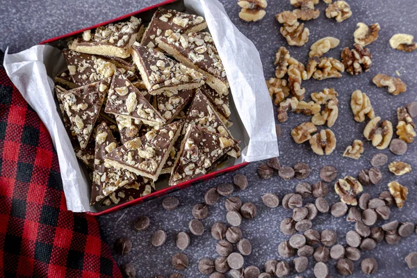 Печенье с шоколадом и грецкими орехами — стоковое фото
