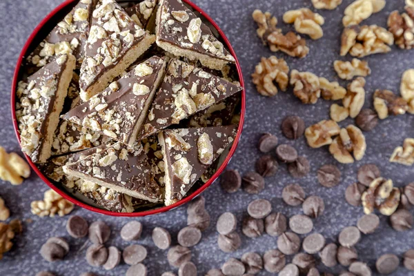 Regalo biscotto natalizio di pasta frolla con cioccolato e noci — Foto Stock