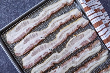 Cevizli füme domuz pastırması fırında pişirildi.