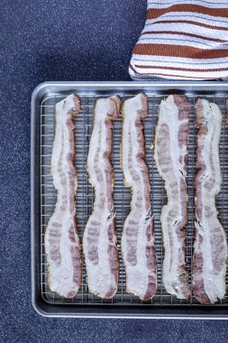 Cevizli füme domuz pastırması fırında pişirildi.