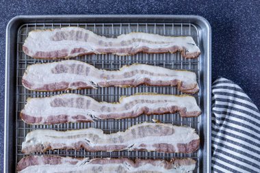 Cevizli füme domuz pastırması fırında pişirildi.