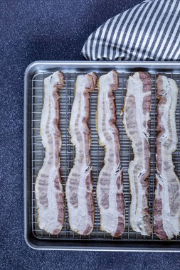 Cevizli füme domuz pastırması fırında pişirildi.