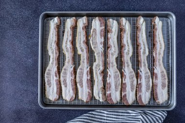 Cevizli füme domuz pastırması fırında pişirildi.