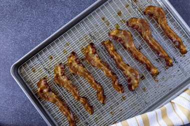 Cevizli füme domuz pastırması fırında pişirildi.