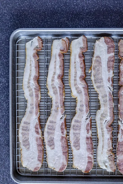 Cevizli füme domuz pastırması fırında pişirildi.