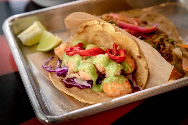 Primer Plano Tacos Camarones Tortillas Harina Con Salsa Verde Sentado — Foto de Stock