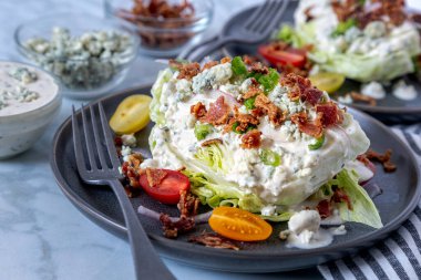 Klasik buzdağının salatasını mavi peynir soslu, pastırmalı, domatesli, soğanlı, gri tabaklarda duran soğanlı, salatayla kapat. Keto.