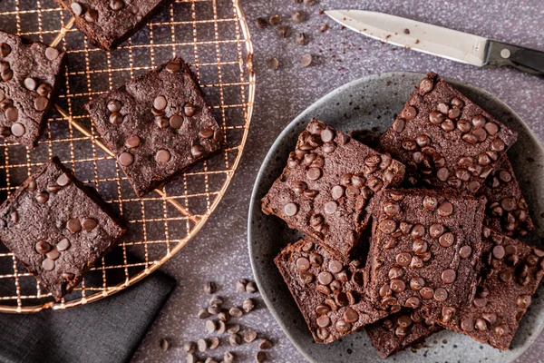 Close Stack Keto Chocolate Chip Brownies Gray Stoneware Plate Additional — Stock Photo, Image