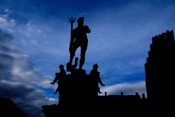 Gün batımında Neptün 'ün Bolonya Heykeli