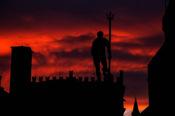 Gün batımında Neptün 'ün Bolonya Heykeli