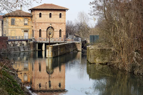 İnşaat mühendisliği kanalı sucuğunun manevra evi.