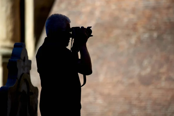 Arka planda turist fotoğrafları