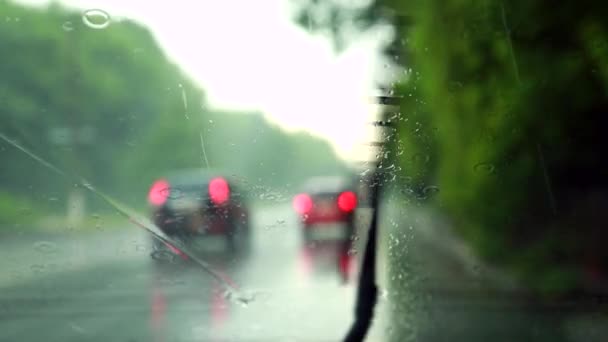 刮水片擦玻璃在雨中 — 图库视频影像