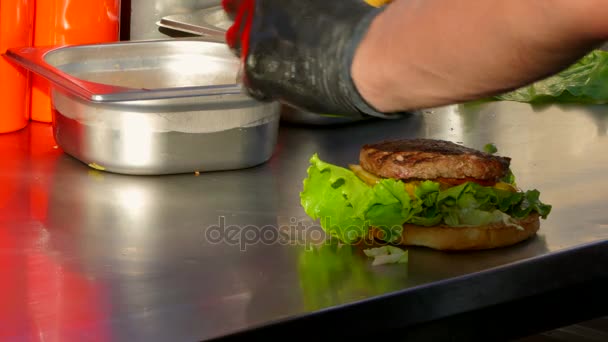 Повар собирает гамбургеры — стоковое видео