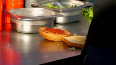 Bir hamburger yapma süreci