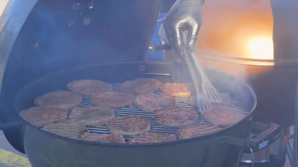 Volcar chuletas de hamburguesa — Vídeos de Stock