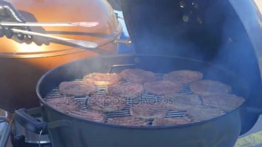 Aşçı pirzola bir ızgara döner, onların hazırlık denetler