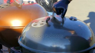 Aşçı Barbekü açar ve pirzola döner