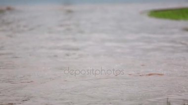 Otomobil sürücüsü aracılığıyla su yağmur çamur birikintisi vardı,