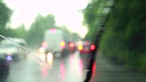 Lišty stěračů v pomalém pohybu otřete sklo z kapky deště — Stock video