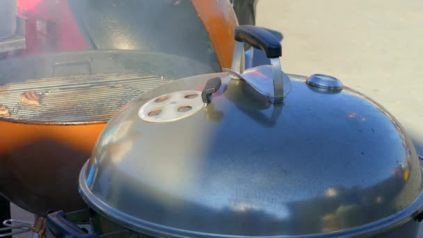 Hamburger köftesi aşçılar ızgara — Stok video