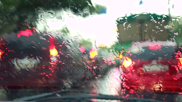 Lluvia gotea sobre el vidrio del coche, limpiaparabrisas limpiar gotas de lluvia — Vídeo de stock