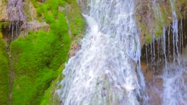 Şaşırtıcı şelale aşağı akan akarsu