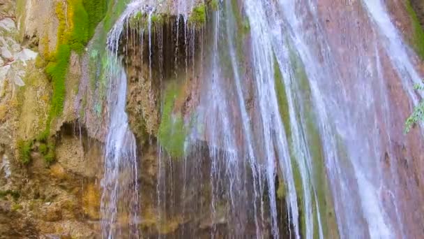 Strumienie niesamowite wodospad spływające — Wideo stockowe