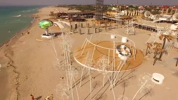 Widok z lotu ptaka. Duże futurystyczne mlecze na plaży Kazantip — Wideo stockowe