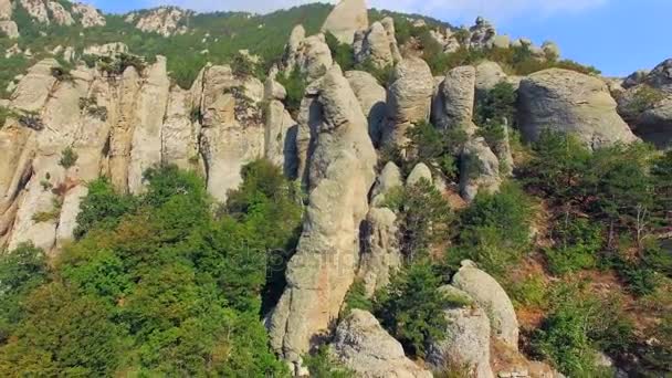Εναέρια άποψη. Διάσημη κοιλάδα των φαντασμάτων στο βουνό Demerji — Αρχείο Βίντεο